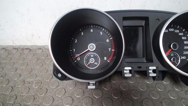 Foto: TACHOEINHEIT/ KOMBIINSTRUMENT eines VW Golf Variant 1.4 TSI Edition Exclusive