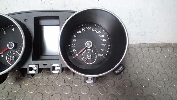 Foto: TACHOEINHEIT/ KOMBIINSTRUMENT eines VW Golf Variant 1.4 TSI Edition Exclusive