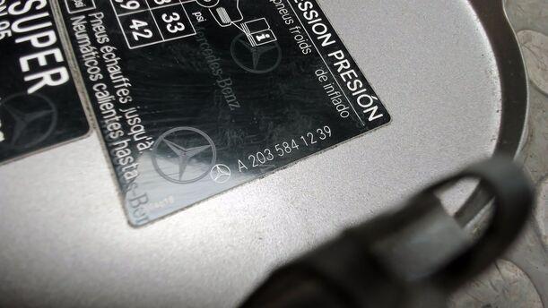 Foto: TANKKLAPPE / TANKDECKEL eines Mercedes-Benz C 180 T Kompressor