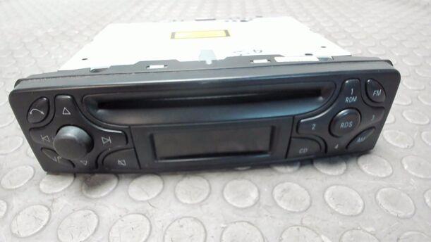 Foto: RADIO eines Mercedes-Benz C 180 T Kompressor