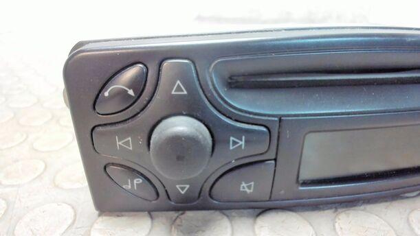 Foto: RADIO eines Mercedes-Benz C 180 T Kompressor