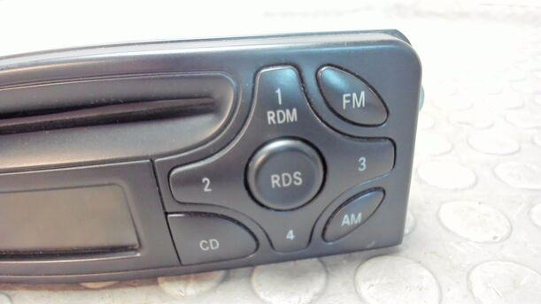 Foto: RADIO eines Mercedes-Benz C 180 T Kompressor