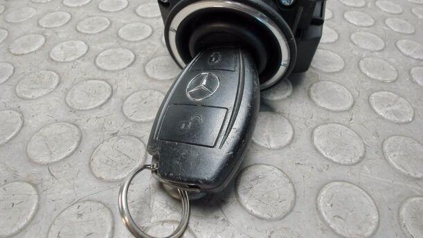 Foto: ZÜNDANLASSSCHALTER / ZÜNDSTARTSCHALTER eines Mercedes-Benz C 180 T Kompressor