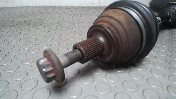 Foto: ANTRIEBSWELLE LINKS ( SCHALTGETRIEBE ) eines VW Golf Variant 1.4 TSI