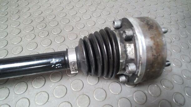 Foto: ANTRIEBSWELLE LINKS ( SCHALTGETRIEBE ) eines VW Golf Variant 1.4 TSI