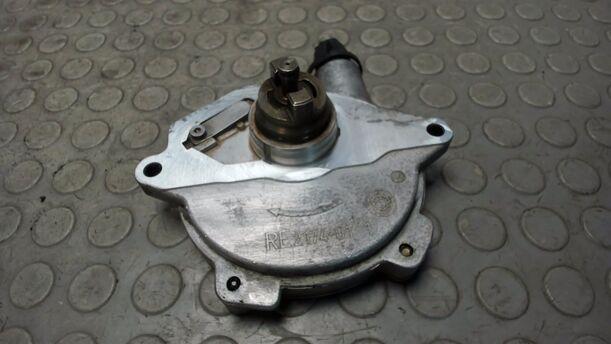Foto: VAKUUMPUMPE / UNTERDRUCKPUMPE eines Mercedes-Benz C 180 T Kompressor