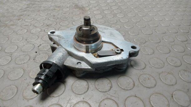 Foto: VAKUUMPUMPE / UNTERDRUCKPUMPE eines Mercedes-Benz C 180 T Kompressor