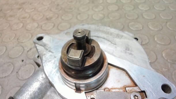 Foto: VAKUUMPUMPE / UNTERDRUCKPUMPE eines Mercedes-Benz C 180 T Kompressor