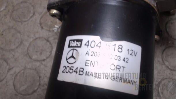 Foto: SCHEIBENWISCHERMOTOR VORNE eines Mercedes-Benz C 180 T Kompressor GL