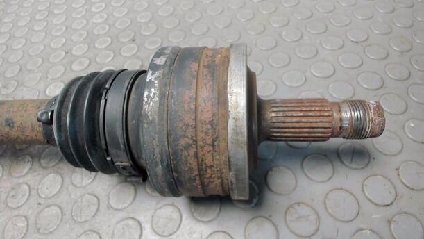 Foto: ANTRIEBSWELLE HINTEN LINKS eines Mercedes-Benz C 180 T Kompressor GL