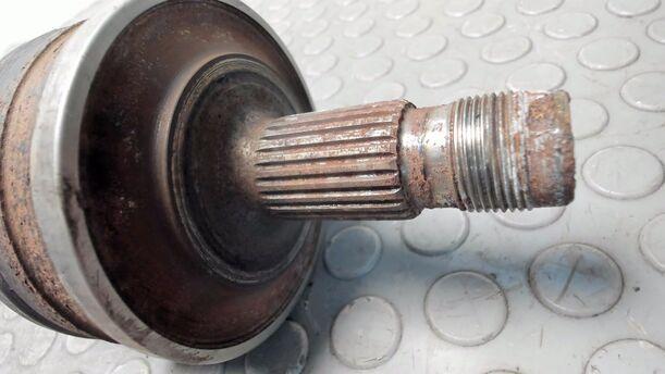 Foto: ANTRIEBSWELLE HINTEN LINKS eines Mercedes-Benz C 180 T Kompressor GL