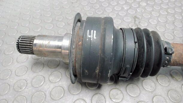 Foto: ANTRIEBSWELLE HINTEN LINKS eines Mercedes-Benz C 180 T Kompressor GL