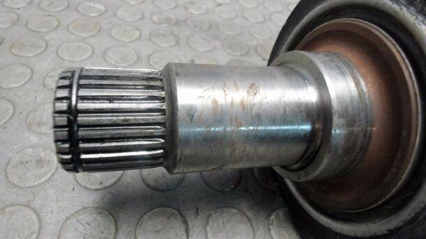 Foto: ANTRIEBSWELLE HINTEN LINKS eines Mercedes-Benz C 180 T Kompressor GL