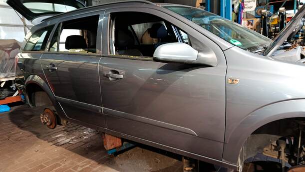 Foto: TÜR VORNE RECHTS ( 4/5 TÜRER ) eines Opel Astra 1.6 Caravan