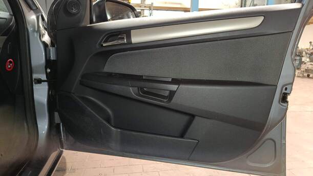 Foto: TÜR VORNE RECHTS ( 4/5 TÜRER ) eines Opel Astra 1.6 Caravan