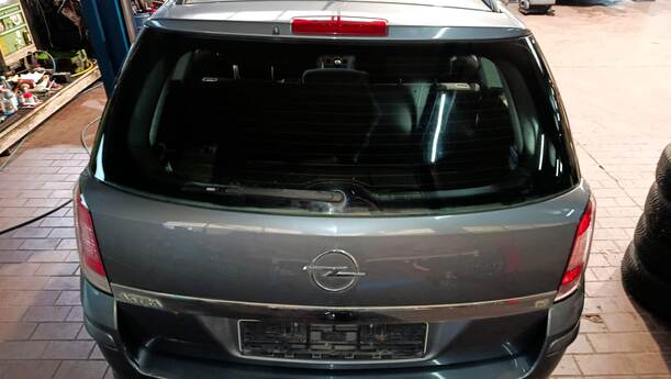 Foto: HECKKLAPPE / HECKDECKEL eines Opel Astra 1.6 Caravan