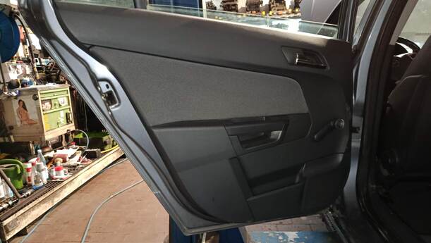 Foto: TÜR HINTEN LINKS eines Opel Astra 1.6 Caravan
