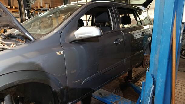 Foto: TÜR VORNE LINKS ( 4/5 TÜRER ) eines Opel Astra 1.6 Caravan