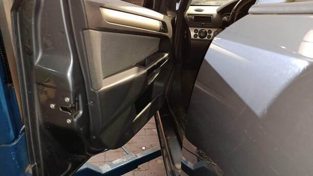 Foto: TÜR VORNE LINKS ( 4/5 TÜRER ) eines Opel Astra 1.6 Caravan