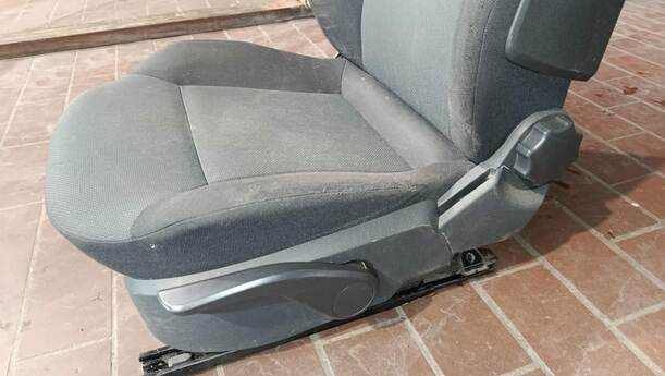 Foto: SITZ VORNE LINKS / FAHRERSITZ eines Opel Astra 1.6 Caravan