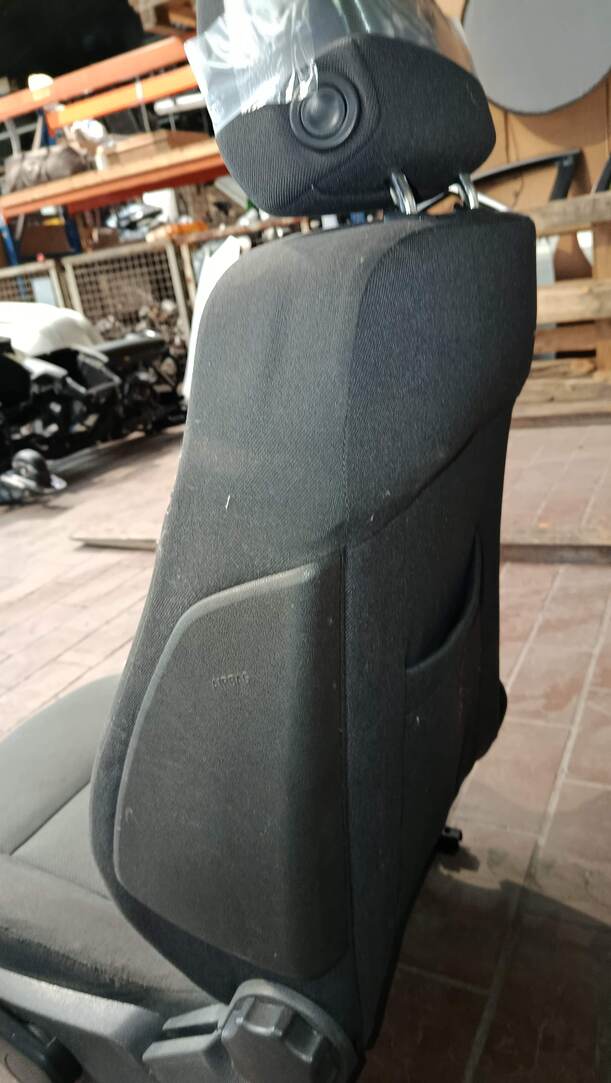Foto: SITZ VORNE LINKS / FAHRERSITZ eines Opel Astra 1.6 Caravan