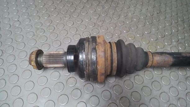 Foto: ANTRIEBSWELLE HINTEN LINKS ( AUTOMATIK ) eines BMW 523i touring