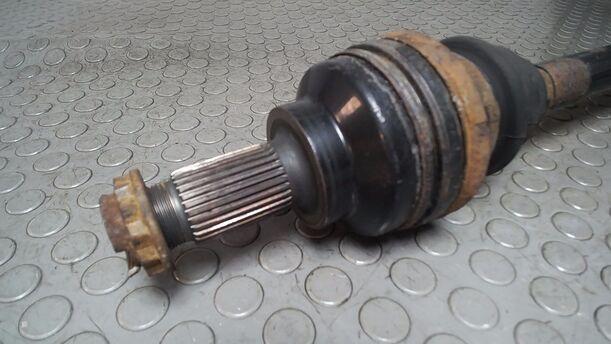 Foto: ANTRIEBSWELLE HINTEN LINKS ( AUTOMATIK ) eines BMW 523i touring