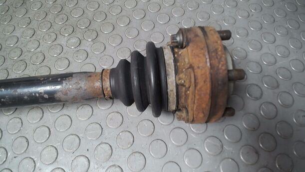 Foto: ANTRIEBSWELLE HINTEN LINKS ( AUTOMATIK ) eines BMW 523i touring