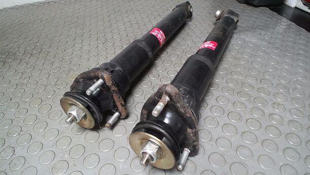 Foto: STOSSDÄMPFERPAAR HINTEN ( TOURING ) eines BMW 523i touring
