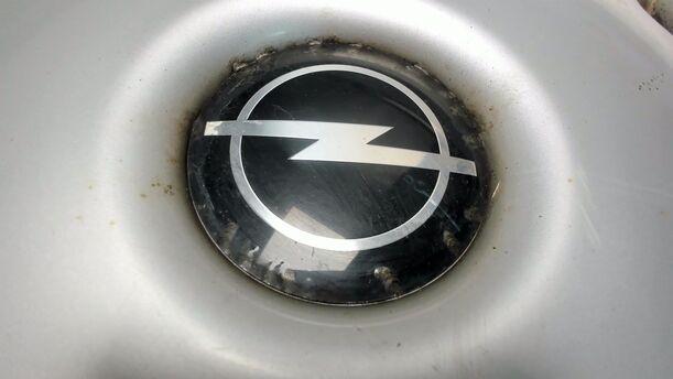 Foto: EINZELNE RADKAPPE / RADDECKEL 16 ZOLL eines Opel Astra 1.6 Caravan