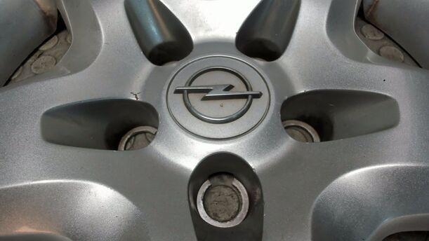Foto: EINZELNE RADKAPPE / RADDECKEL 16 ZOLL eines Opel Astra 1.6 Caravan