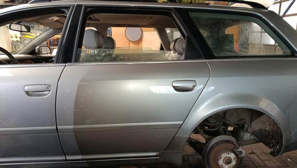 Foto: TÜR HINTEN LINKS ( AVANT ) eines Audi A6 Avant 2.5 TDI quattro