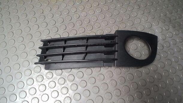 Foto: LUFTGITTER/ BLENDE NEBELSCHEINWERFER LINKS eines Audi A6 Avant 2.5 TDI quattro