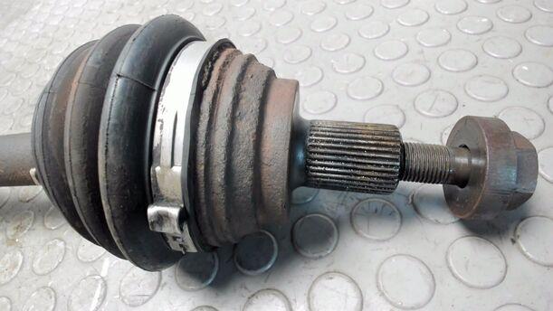 Foto: ANTRIEBSWELLE LINKS eines VW Golf Plus 1.4