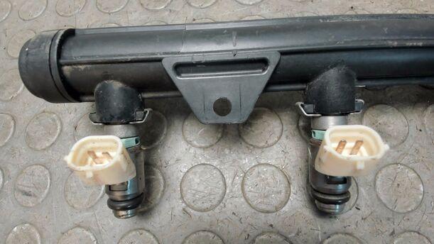 Foto: KRAFTSTOFFVERTEILER / EINSPRITZDÜSE eines VW Golf Plus 1.4