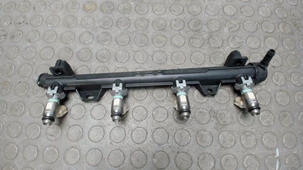 Foto: KRAFTSTOFFVERTEILER / EINSPRITZDÜSE eines VW Golf Plus 1.4