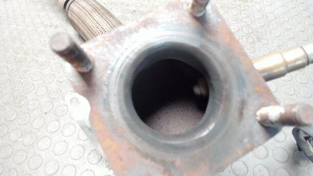 Foto: AUSPUFF VORNE / KATALYSATOR eines VW Golf Plus 1.4