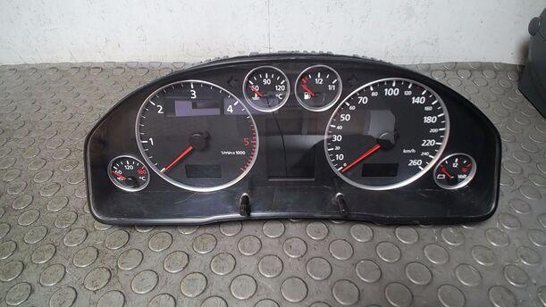 Foto: TACHOEINHEIT/ KOMBIINSTRUMENT eines Audi A6 Avant 2.5 TDI quattro