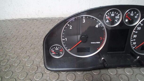 Foto: TACHOEINHEIT/ KOMBIINSTRUMENT eines Audi A6 Avant 2.5 TDI quattro