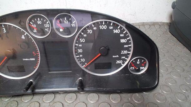 Foto: TACHOEINHEIT/ KOMBIINSTRUMENT eines Audi A6 Avant 2.5 TDI quattro