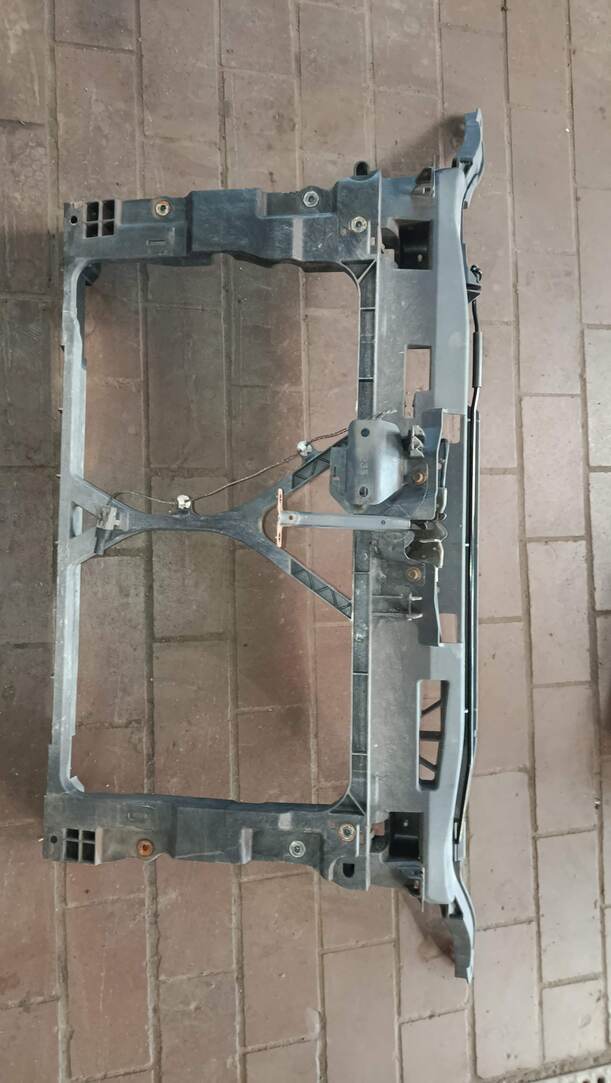 Foto: FRONTBLECH / SCHLOSSTRÄGER eines Mazda 5 1.8