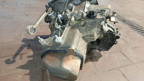 Foto: SCHALTGETRIEBE 5-GANG eines Peugeot 206 60