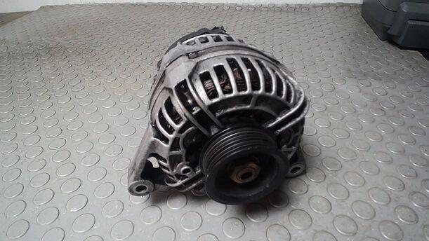 Foto: LICHTMASCHINE ( BOSCH / 140 A ) eines Audi A6 Avant 2.5 TDI quattro