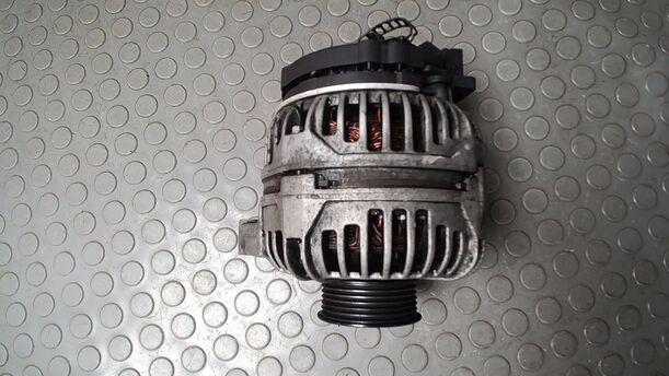 Foto: LICHTMASCHINE ( BOSCH / 140 A ) eines Audi A6 Avant 2.5 TDI quattro
