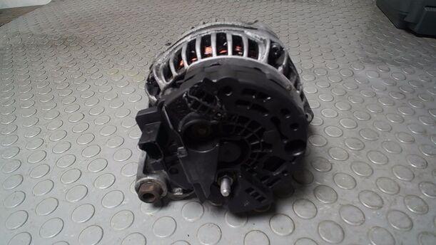 Foto: LICHTMASCHINE ( BOSCH / 140 A ) eines Audi A6 Avant 2.5 TDI quattro
