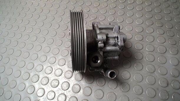 Foto: PUMPE SERVOLENKUNG / SERVOPUMPE eines Audi A6 Avant 2.5 TDI quattro
