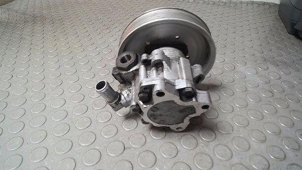 Foto: PUMPE SERVOLENKUNG / SERVOPUMPE eines Audi A6 Avant 2.5 TDI quattro