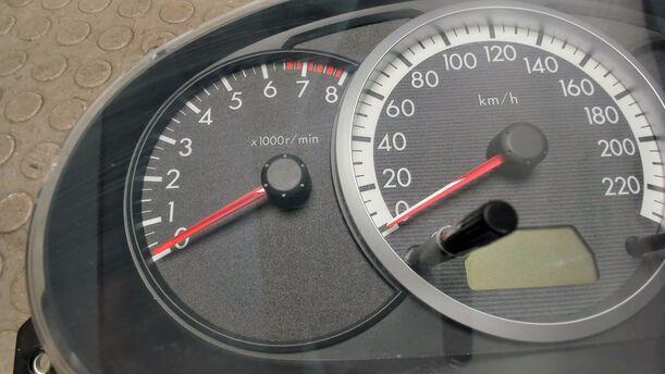 Foto: KOMBIINSTRUMENT / TACHOEINHEIT eines Mazda 5 1.8