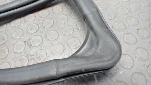 Foto: TÜRDICHTUNG VORNE LINKS eines Mazda 5 1.8
