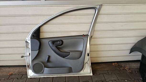 Foto: TÜR VORN RECHTS (4/5-TÜRER) eines Opel Corsa 1.0 12V